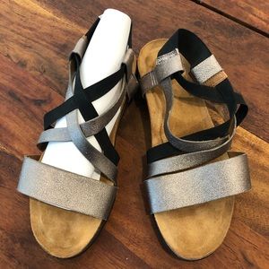 Comfortiva woman’s size 10W black & gold sandals